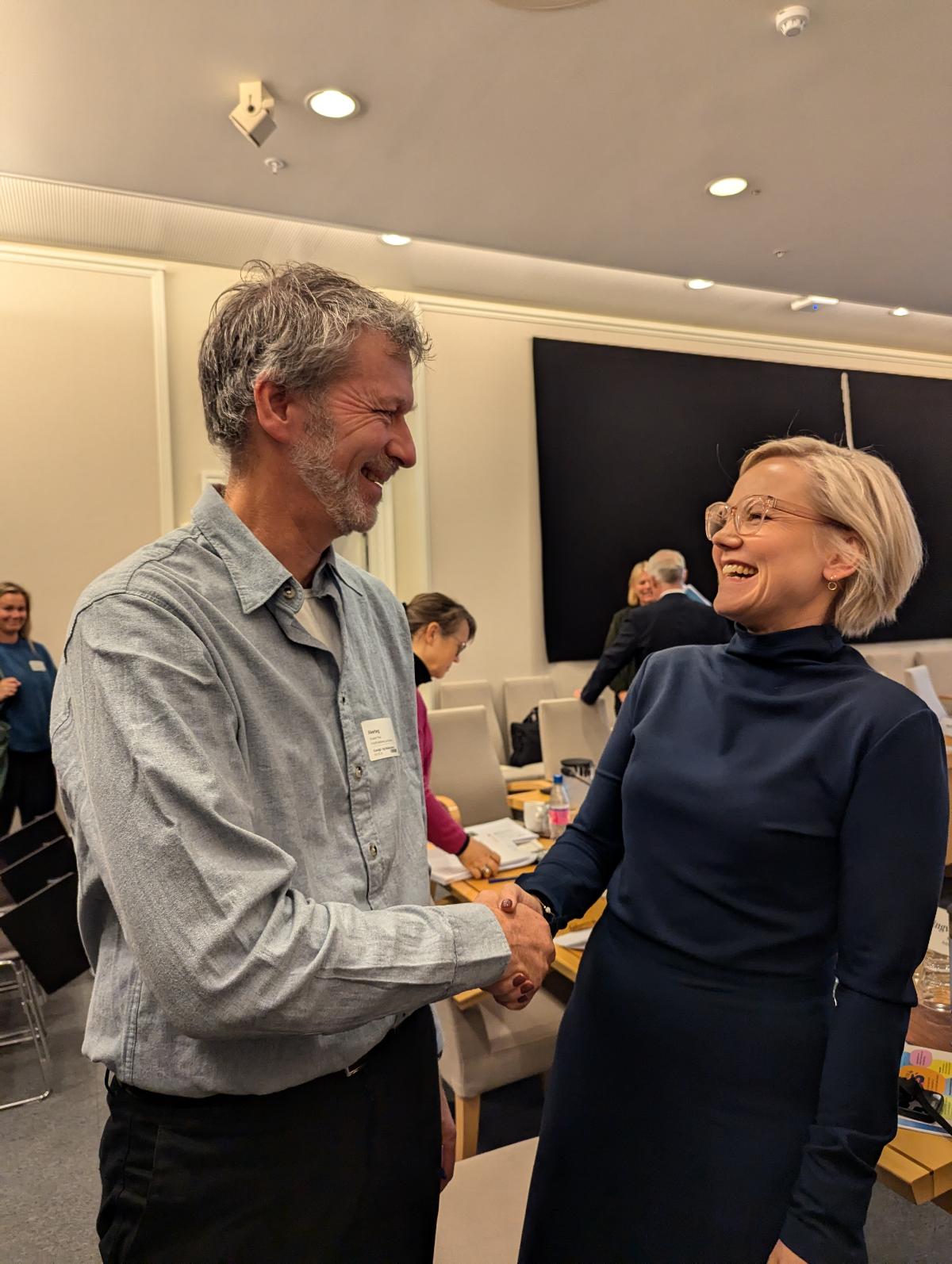 Paul sammen med Ingvild Kjerkhol god stemning etter høring 16okt.jpg